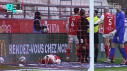 まさかの看板激突！ 中村敬斗同僚が超危険な“後方ボディアタック”被害…仲間が一斉抗議→相手FWは退場