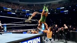 一体どこから出てきたんだ！？リングポストの上から場外へ“ノータッチダイブ” 「花火かよ」あり得ないレスラーの身体能力に場内「超すげえ」異例チャント