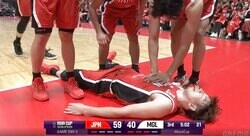 場内騒然… 比江島慎に“緊急事態”？ コート外に吹っ飛ばされる→まさかの“心臓マッサージ”… ネット爆笑「仲良すぎw」