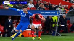 「退場だろ！」レアルMFの“右フック”に批判殺到「躊躇なくぶん殴った…」「VARの意味がない」相手DFの頭を強打→まさかのお咎めなし