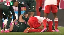 「これは痛い…」「エグすぎる」ドリブル突破 vs ハードタックル！激突して吹っ飛ぶ→ダブルノックアウトの瞬間　受け身がとれずピッチに倒れ込んだ危険シーン