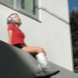 LAのビートメーカー達との現地セッションで誕生したシンガー・mezzの最新曲「LAVISH」。合わせて新ビジュアルも公開。