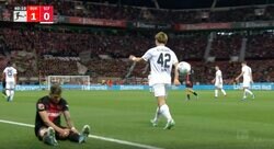 堂安律に敵地サポーターがブチギレ！激しいタックルのファウル判定にイラつく→ボールを投げ捨てる　容赦ない大ブーイングも気にしないメンタル強すぎるプレー