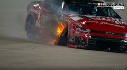 突然の“制御不能”…火を吹き、壁走りする衝撃光景 高速オーバルで相次ぐトラブルに「また燃えた」ファン騒然