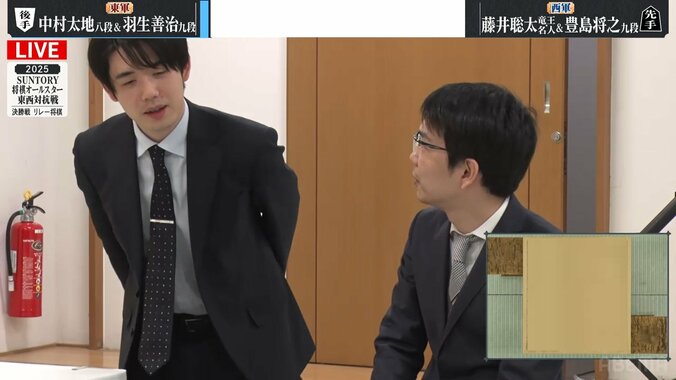 藤井竜王・名人は身を乗り出して盤を見つめる