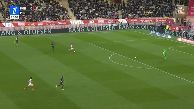 「流石にこれは」「試合が壊れたかと」まさかの判定にファン物議！南野拓実の同僚がGKの足を踏み抜く危険スライディング「完全に足裏見せてるやん」 3枚目