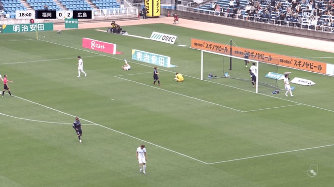 「何やってんの…」日本代表GK、痛恨の“プレゼントパス→失点”に唖然「どこに出したかったんだ…」「ミスが多い」ファン悲鳴 4枚目