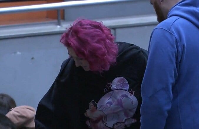 「宇良が国境を越えた」“ピンク”髪の外国人女性ファンが熱視線 「モーレツな宇良ファン」「ロックなお姉さん」 2枚目