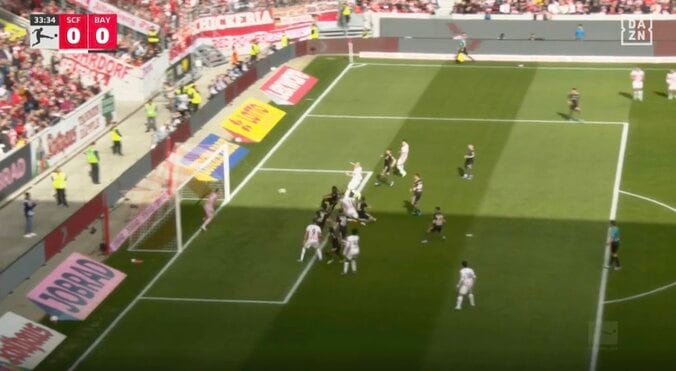 どうなってんだよ！ 至近距離から強烈シュート→片手で“神セーブ”「世界No. 1だな」守護神ノイアー、驚異の反射神経で“異次元の超反応”「え、40歳なの？」 3枚目