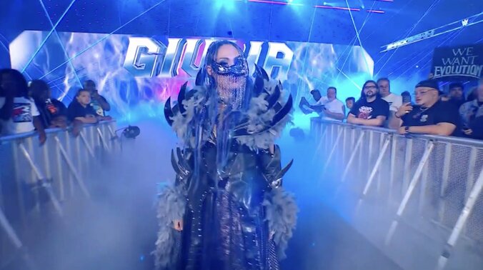 マスクをつけて入場するジュリア