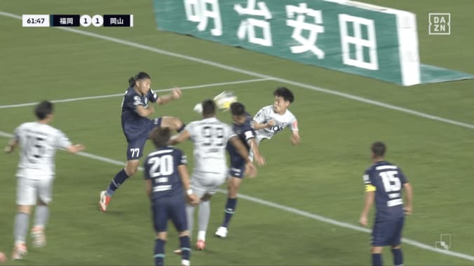 嘘だろ？ 絶品“ジャンピング海老反りヒール弾”がVAR取り消し…「ジーコみたいな幻のゴール…」「お祓いに行こう」「オフサイドなの？」岡山ファン悲鳴 3枚目