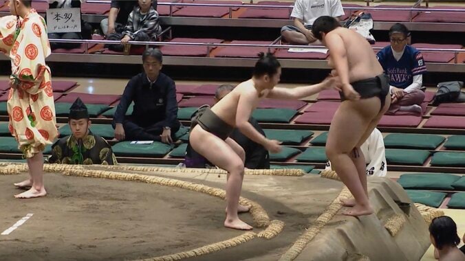 【写真・画像】「大丈夫か」親方も慌てて呼びかけ…力士、取組後に立ち上がれず“異変” 相手力士も困惑「心配になるわな」館内も騒然 1枚目