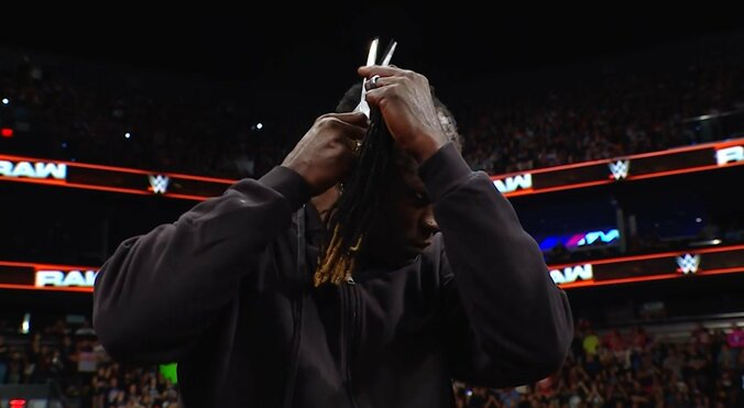 黒いスウェットにフード付きのパーカー姿で登場したRトゥルース