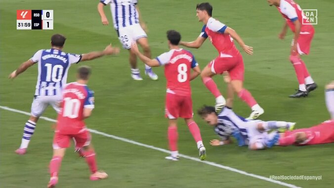 「これファウルじゃないの？」久保建英、キレキレパス&ゴーで突破→相手選手と接触転倒もノーファウルでスタジアム騒然「あんなのどうしようもない」 4枚目