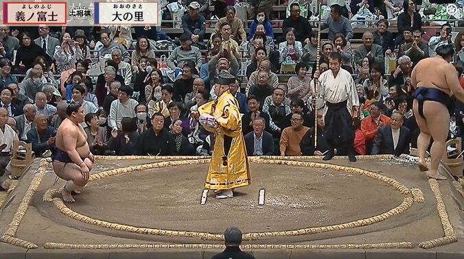 驚いたように視線を送る山口いづみさん