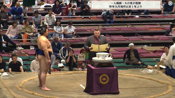 「ガタイよすぎ」「元関取かと」大の里、副賞授与式で“まさか”の人物 「カップも大使も横綱級」驚きと感嘆の声も 3枚目