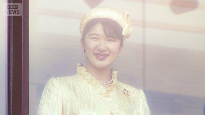 【写真まとめ】天皇誕生日一般参賀　愛子さまはやわらかな淡黄色のお召し物で　雅子さまは光沢ある優美な装い　宴会の儀では両陛下がほほえみあう場面も 1枚目