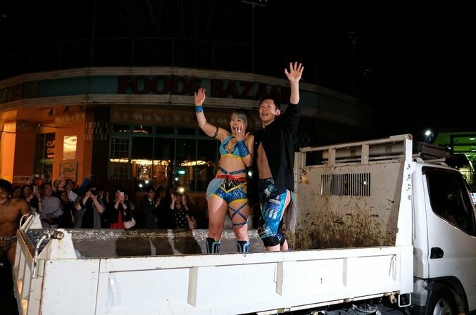 「僕は死にましぇん！」トラックに轢かれてプロポーズ  DDT路上プロレスで大石真翔と大畠美咲が“マジ”結婚 3枚目