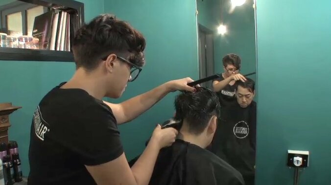 バナナマン設楽、ローマのおしゃれ美容室で髪をカット（AbemaTV） 6枚目