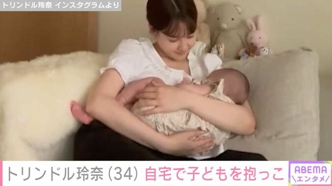 第1子を抱っこする様子