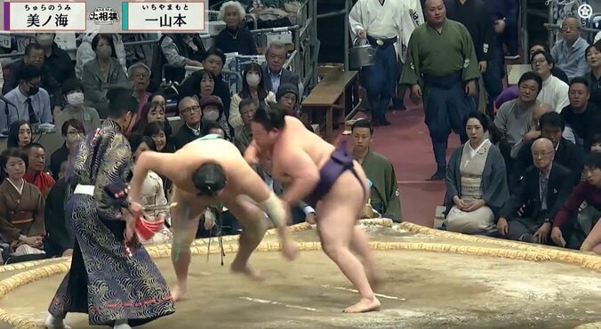 行司あわやの玉突きハプニング