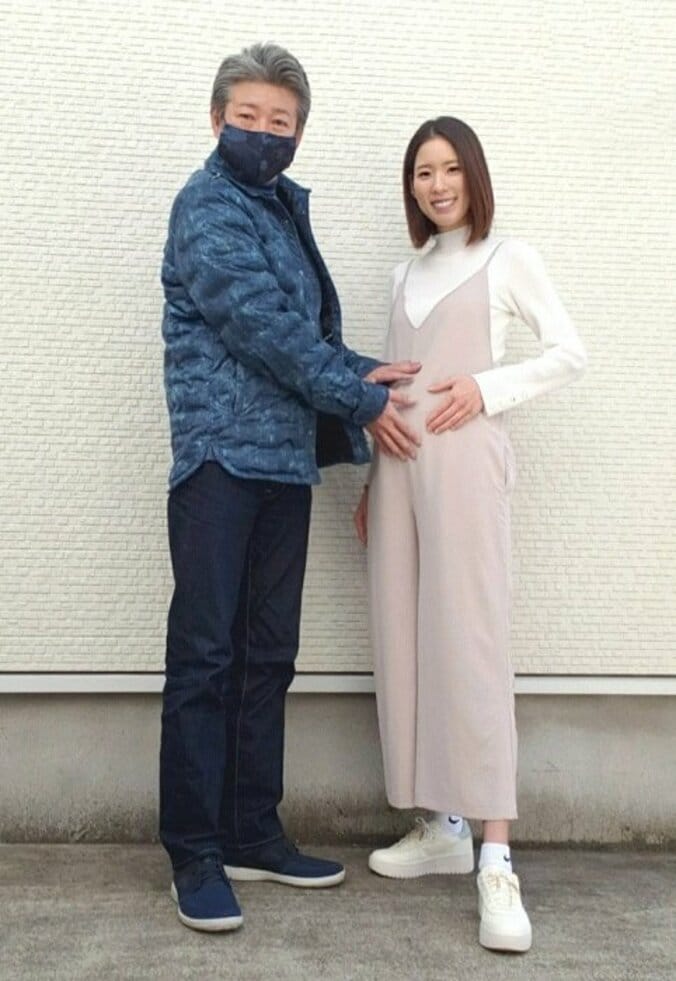 布川敏和、妊娠8か月の長女でモデルの布川桃花のお腹を披露「初めて触った！」 1枚目