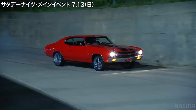 旧車で会場入りするゴールドバーグ