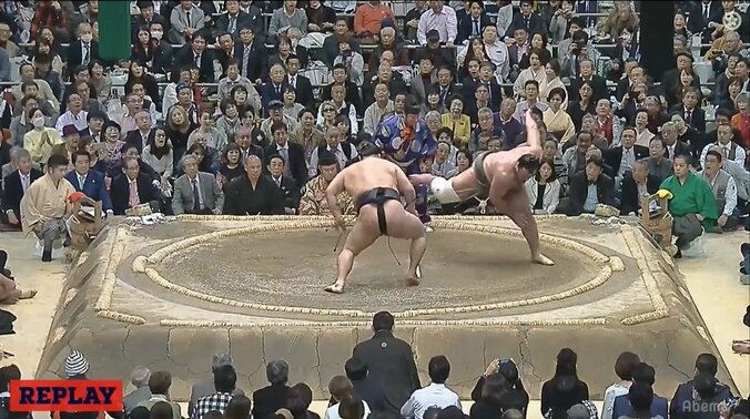 関脇・栃ノ心、大関・豪栄道の立ち合い変化に痛い3敗目… 1枚目