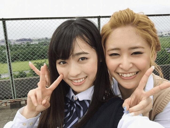 福原遥、柳美稀と仲良しピースショット「制服姿可愛すぎる！」と反響