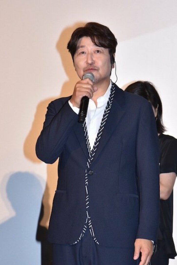 ソン・ガンホ、出迎えファンの人数をカン・ドンウォンと競う「私は5人来てくださっていました(笑)」