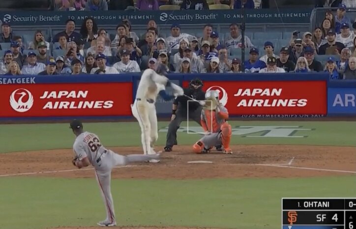 【写真・画像】一体、何が起こった？ 大谷翔平、目を疑う“まさかの行動”「どうした」「笑ったw」リラックスしすぎて試合中に遊び始める「たまにふざけるの好き」　1枚目