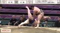力士が土俵の淵でバウンドして“180度”回転落下「キャァ」驚きの声 手に汗握る土俵際のド迫力攻防