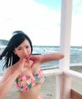 もえあず、海で花飾り付きのビキニ姿を披露「ひたすら写真撮ってたよ！」