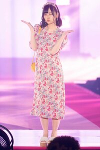 乃木坂３期生の山下・大園・与田がランウェイデビュー、投げキッスで会場沸かせる