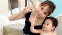 上原さくら 娘との水着2ショット「平均年齢は約23歳」