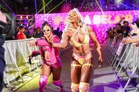 【映像】“筋肉美女”タッグ、聖地巡礼で意外な素顔