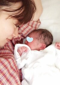 保田圭、すでに親バカ全開　息子との2ショット公開