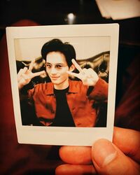 「かっこよすぎませんか？」「イケてる」岡田健史、ちょいワルなダブルピースチェキにファン悶絶