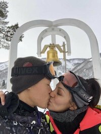 亀田和毅、妻・シルセさんとゲレンデでキス「最後はスキーにKO負け（笑）」