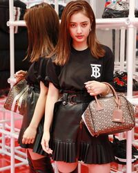 谷まりあ、レザースカート＆ニーハイブーツのセクシーショットにファン悶絶「国宝級美人」「綺麗過ぎ」