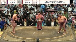 「あ、映ってる」「キレイな人が」親方の背後に“ひょっこり”気品漂う著名人の姿 「めっちゃ気になる」ファンざわめき