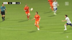 「変態すぎる…」元日本代表MFの“衝撃テクニック”にSNS沸騰！「めっちゃ簡単に難しいプレーやるやん」「意味わからん」乾貴士が神トラップ→スルーパスの一部始終