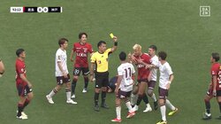 「レッドだろ！」鈴木優磨が武藤嘉紀に詰め寄り一触即発の緊迫現場 喉元直撃の危険な肘ブロック炸裂も“イエロー”判定に怒りの猛抗議「そりゃ怒るって」