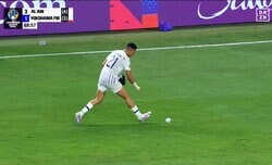 えっ、何やってんの！？ ゴラッソ直後のヒーローが“ゴミ拾い”する珍行動が話題！ 横浜F・マリノスを翻弄した大会MVPに「半端ないって」「ゴール決めてゴミ拾いまでw」の声