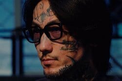 「カーテンで仕切られた席から咽び泣く声が」前科2桁の元アウトロー、歴史的事件の犯人に遭遇した過去明かす「ゾッとした」