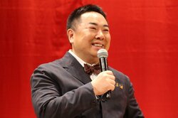 ドランク塚地、舞台挨拶で財布紛失を嘆く「青の長財布なんです」