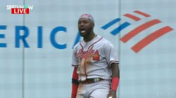 フェンス激突も恐れないのがメジャー流 気迫のホームランキャッチに全力で雄叫びの名シーン