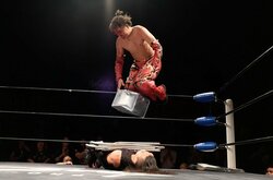 皮膚よりも骨！デスマッチを超えろ！　木高イサミVS竹田誠志、ハードコアケージマッチ開催