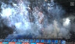 「やりすぎだってw」サポーターの花火と発煙筒でピッチが煙に覆われた仰天シーン！ フランス・ダービーの盛り上がりにファン驚愕「火事だ」「何も見えないぞw」