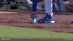 打球だけでなく…バットのゆくえにもご注意ください！？ベッツ、強振でのすっぽ抜けに場内騒然「あっぶね」「とんでったー」